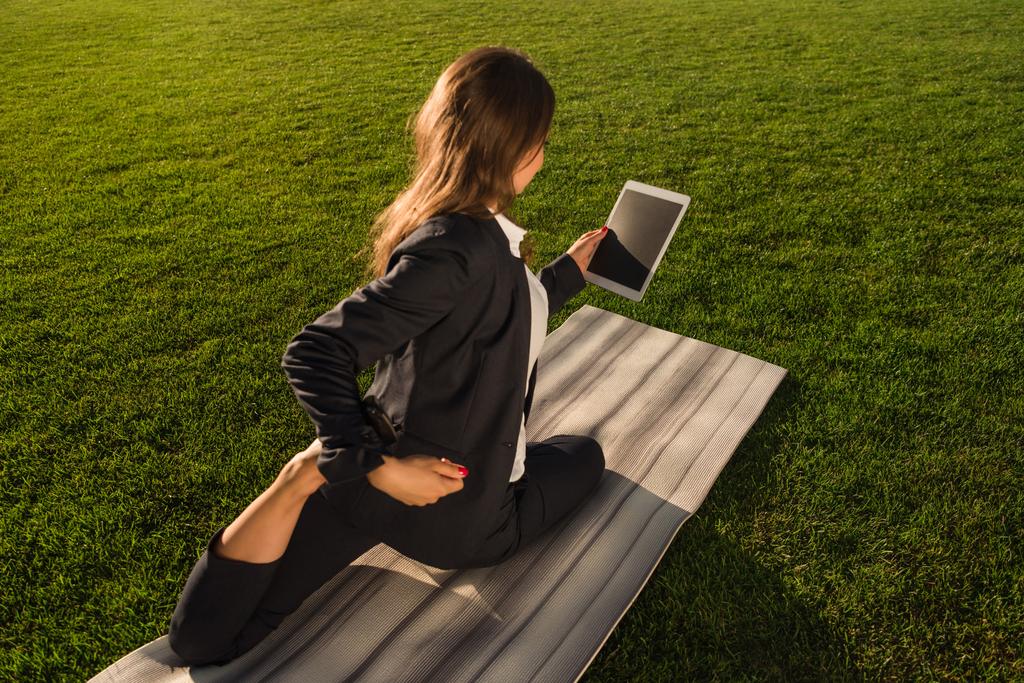 бізнес-леді практикує йогу з планшетом
 - Фото, зображення
