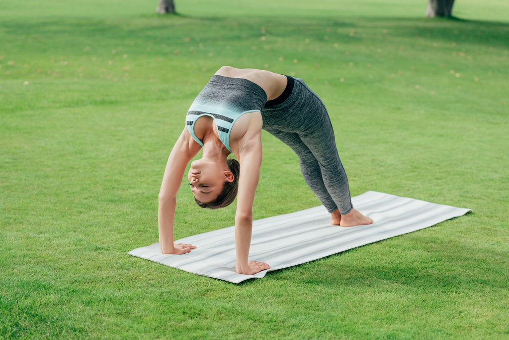 Kafkas kadın Yoga gerçekleştirme - Fotoğraf, Görsel