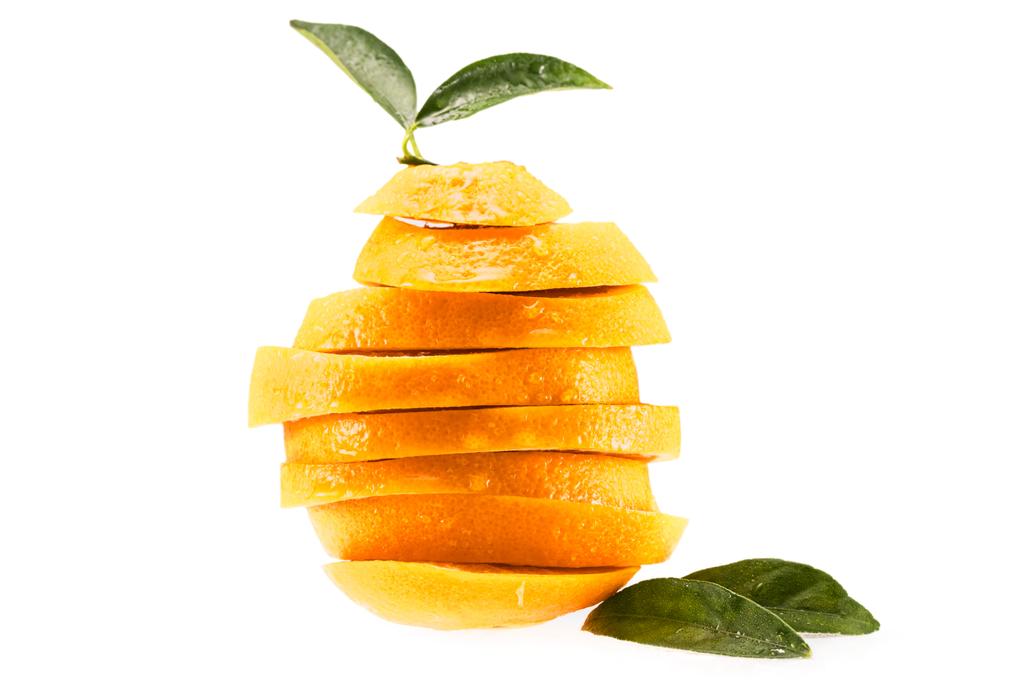 Orange in Scheiben geschnitten mit Blättern - Foto, Bild