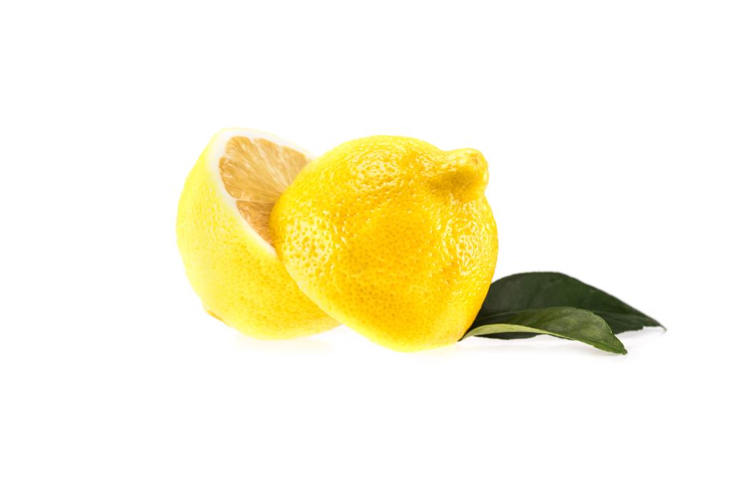 Половина лимона с листьями
 - Фото, изображение