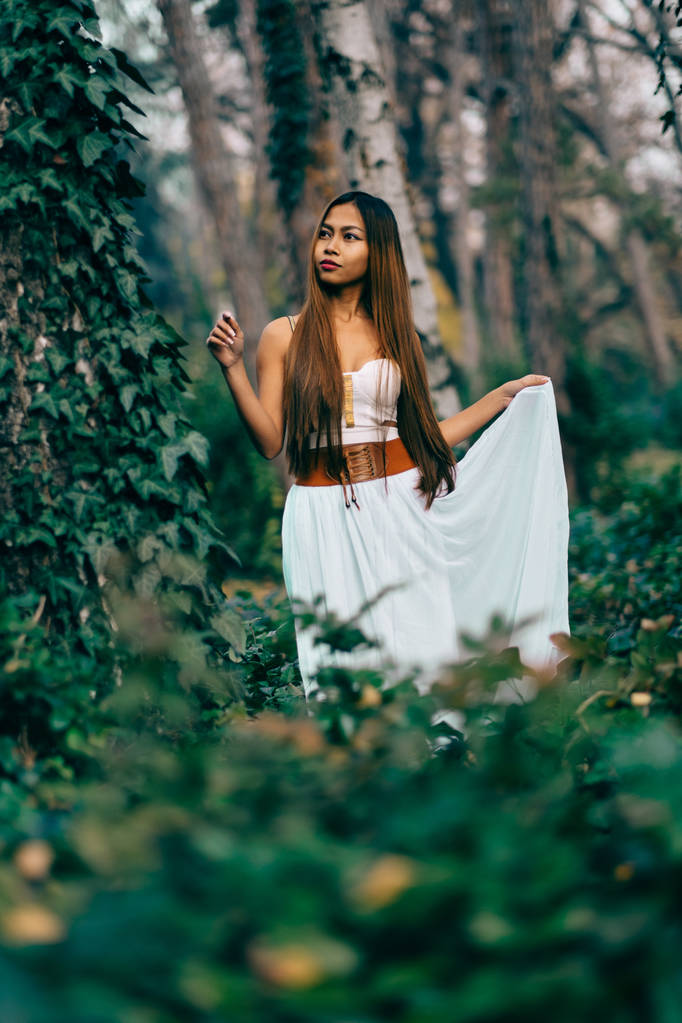  Mode hinreißende junge Frau in schönem weißen Kleid in einem Märchenwald. Magische Atmosphäre - Foto, Bild