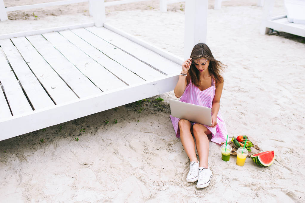  beautiful girl works with a laptop - Photo, Image