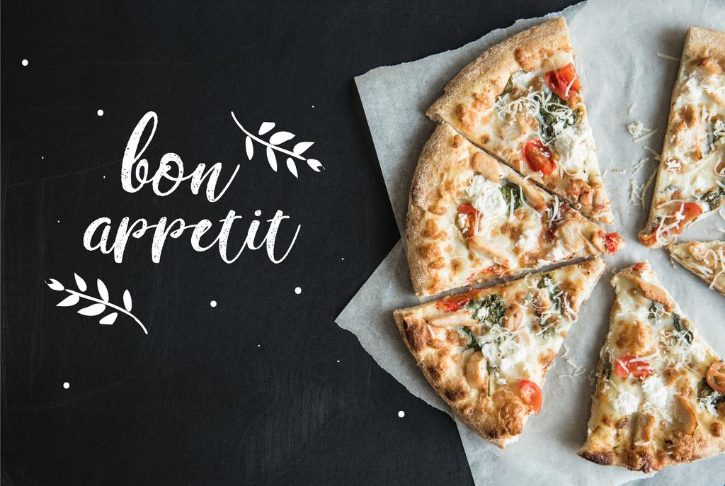 tradiční italská pizza plátky na pergamenu - Fotografie, Obrázek
