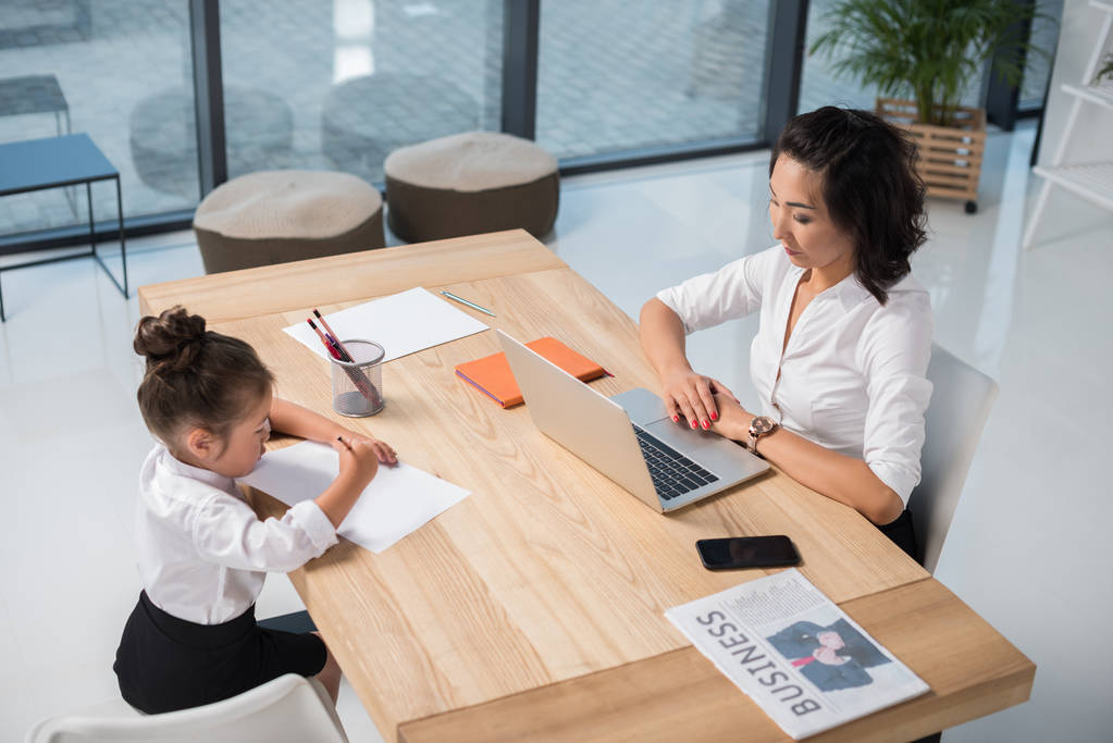asian businesswoman with daughter in office - Photo, Image