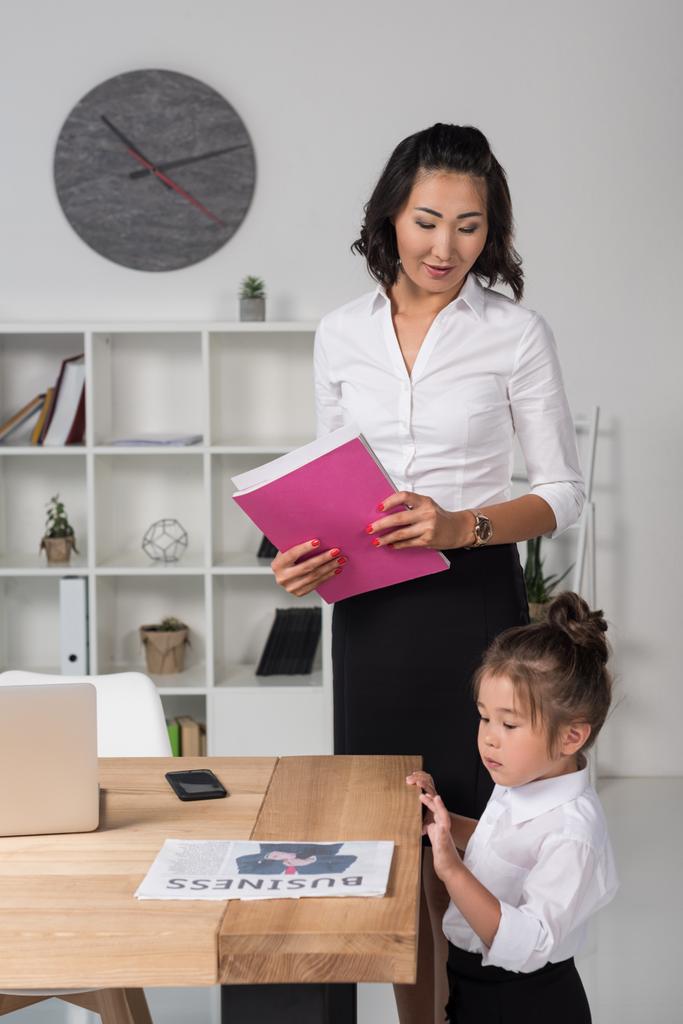 asiatique femme d'affaires avec fille au bureau
 - Photo, image