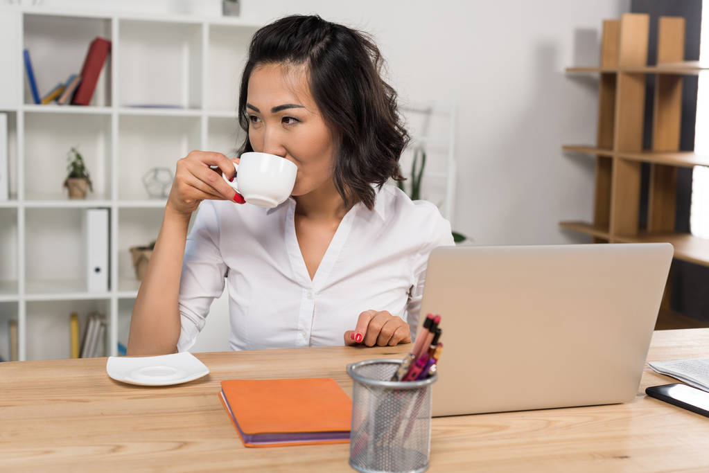 kobieta z laptopa i kawy  - Zdjęcie, obraz