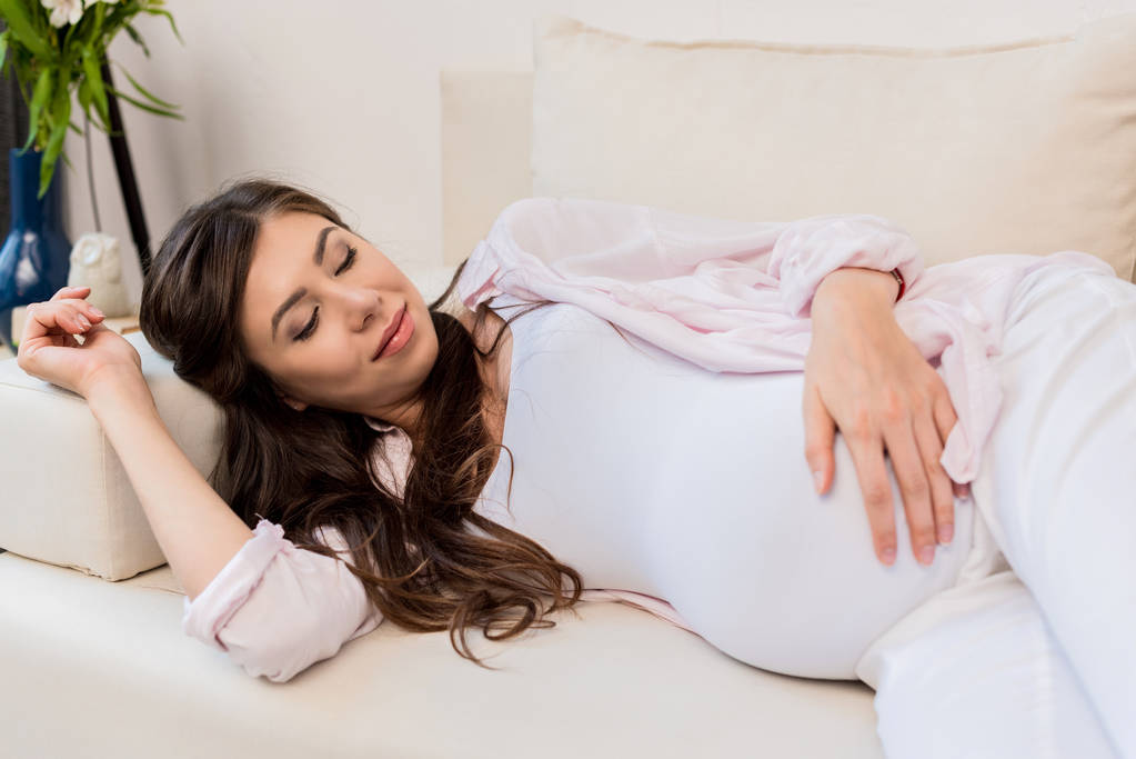 Hamile kadın kanepede yalan - Fotoğraf, Görsel