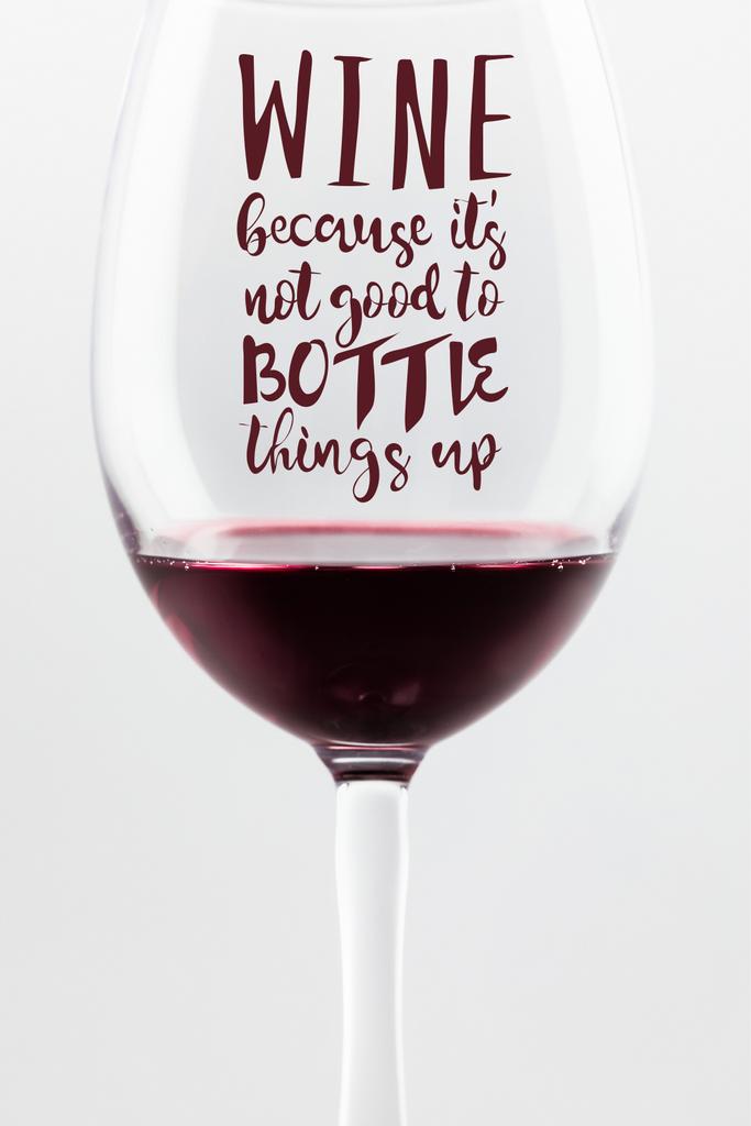 Красное вино в стакане   - Фото, изображение