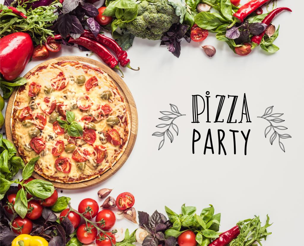 Italská pizza a čerstvá zelenina - Fotografie, Obrázek