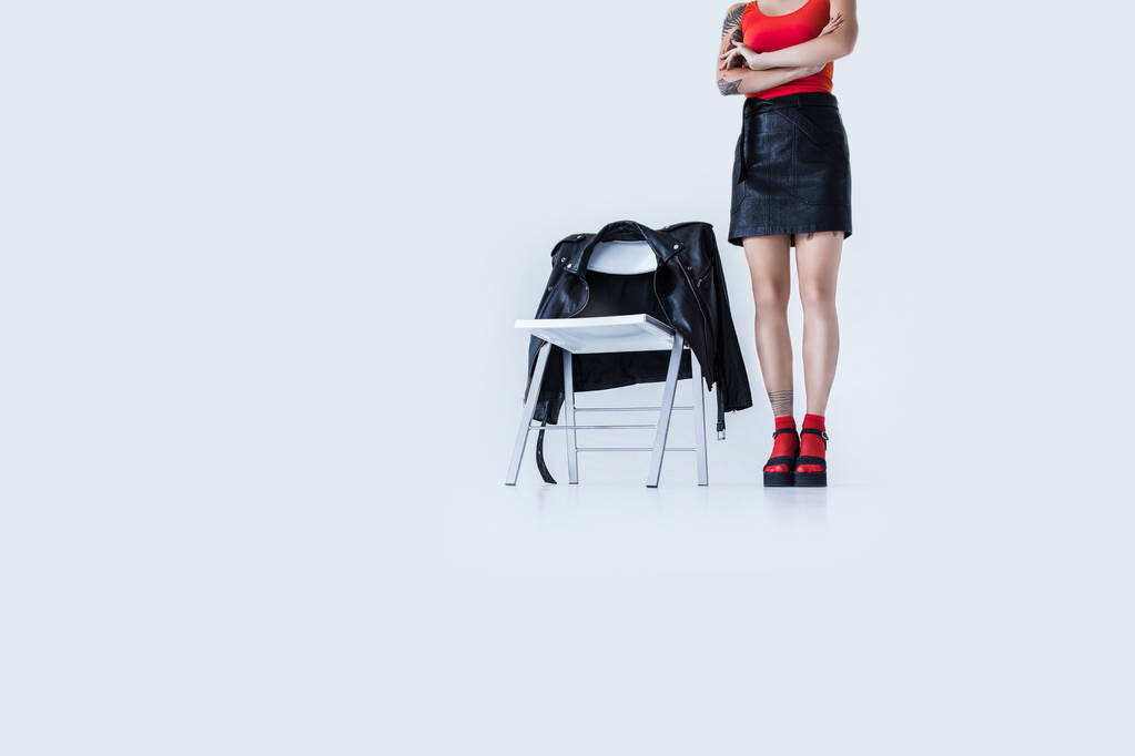 модна дівчина стоїть на стільці
  - Фото, зображення