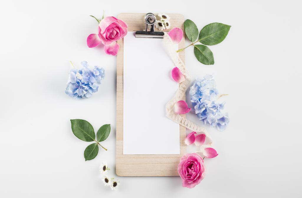 Carte blanche avec fleurs
 - Photo, image