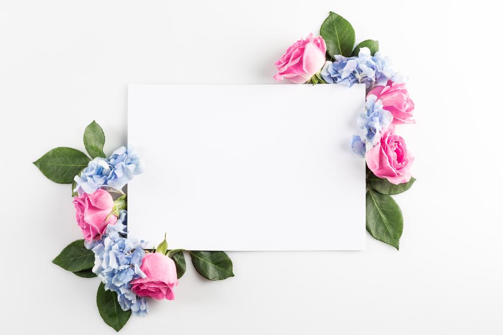 Flores e cartão em branco
 - Foto, Imagem