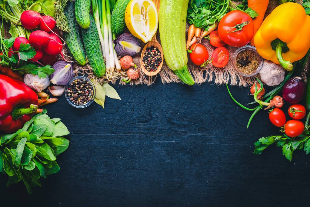Cadre d'aliments biologiques. Légumes crus frais et épices. Sur un tableau en bois
. - Photo, image