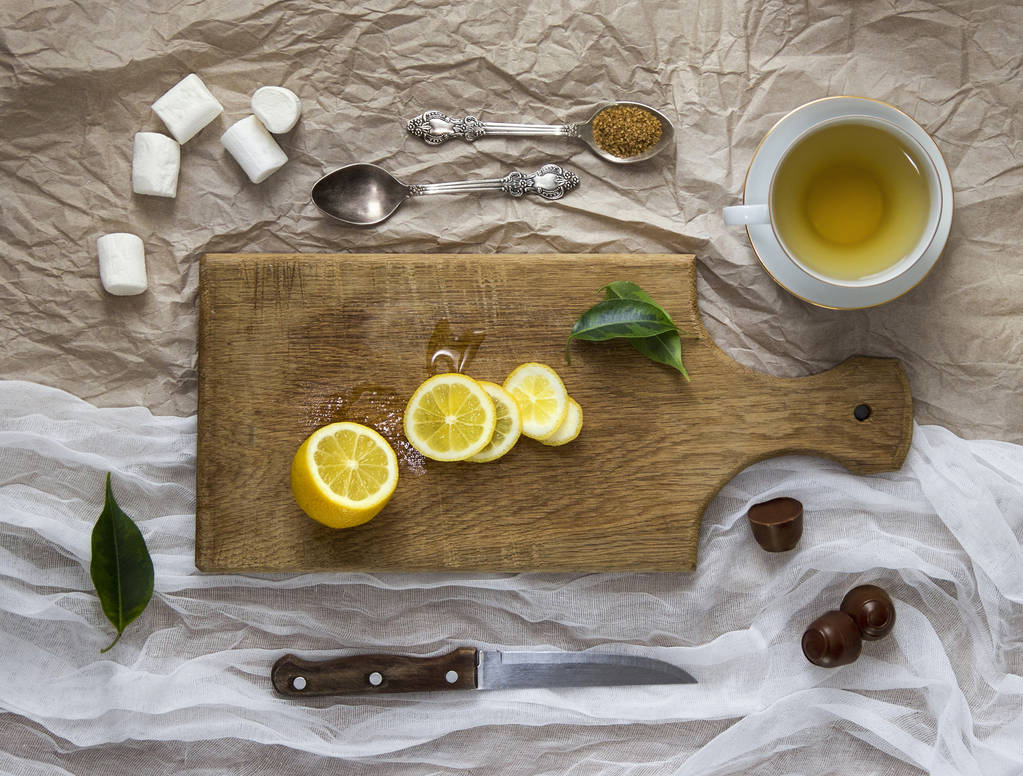 Masaüstü düzeni kireç limon çay bıçak hatmi yaprakları - Fotoğraf, Görsel