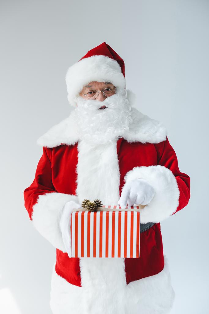Weihnachtsmann mit Geschenk - Foto, Bild