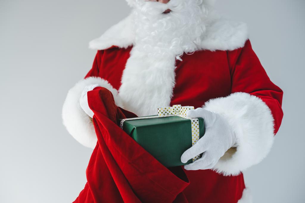 Kerstman met geschenk - Foto, afbeelding