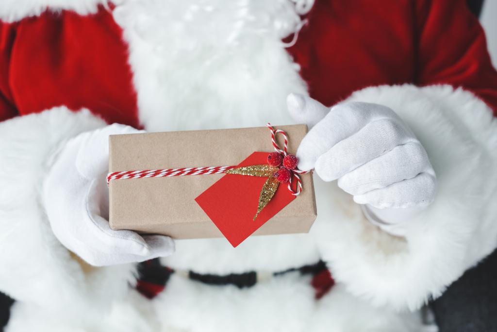 Άγιος Βασίλης με τυλιγμένο δώρο - Φωτογραφία, εικόνα