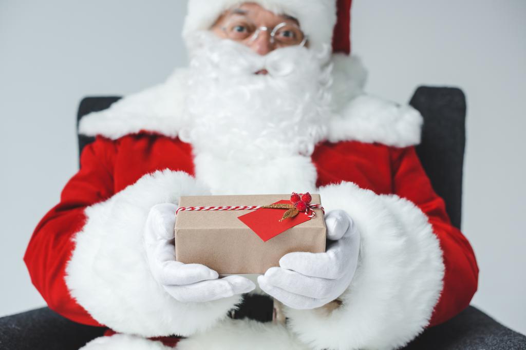 Kerstman met verpakt geschenk - Foto, afbeelding
