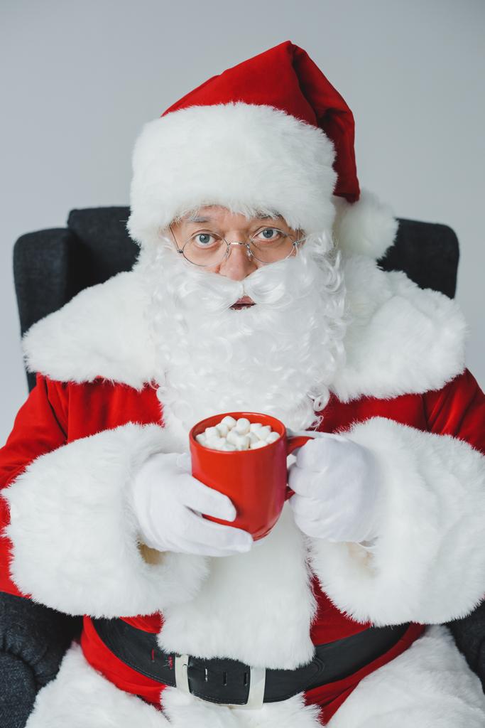 Père Noël boire du chocolat chaud avec des guimauves
 - Photo, image