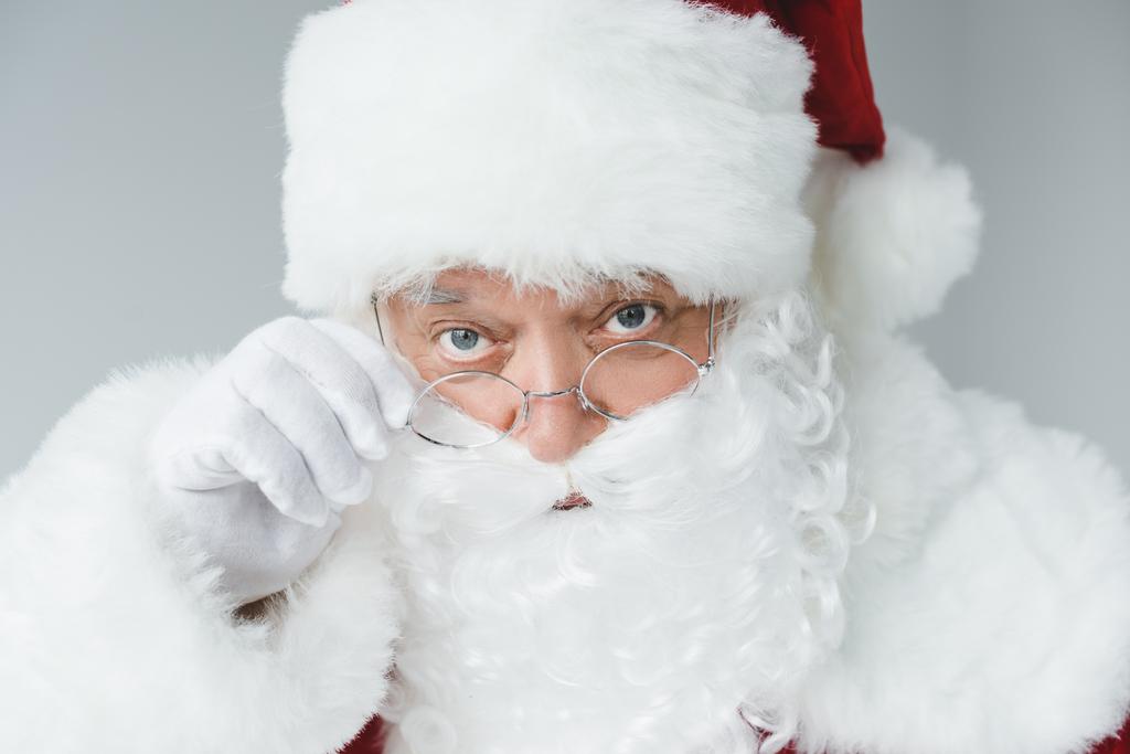 бородатий Санта Клаус в окулярах
 - Фото, зображення