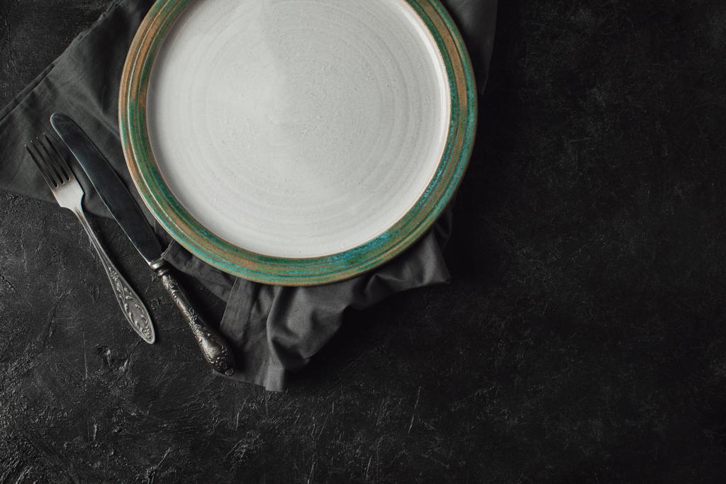 platería y plato sobre lino
 - Foto, imagen