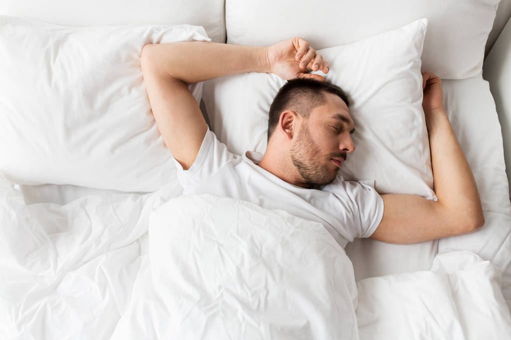 ember alszik az ágyban otthon - Fotó, kép