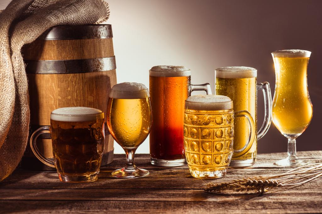 assortiment van bier in de glazen - Foto, afbeelding