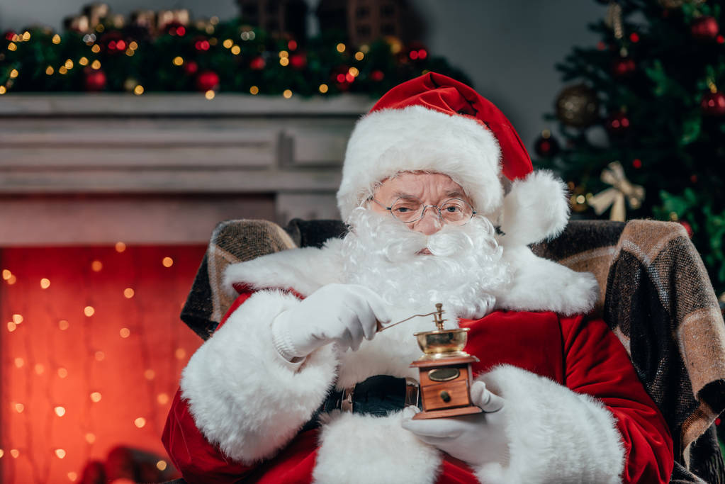 Noel Baba ile kahve değirmeni - Fotoğraf, Görsel