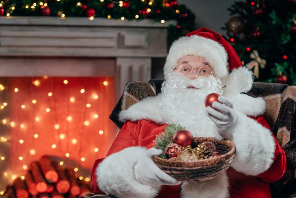Papai Noel com bolas de Natal
 - Foto, Imagem