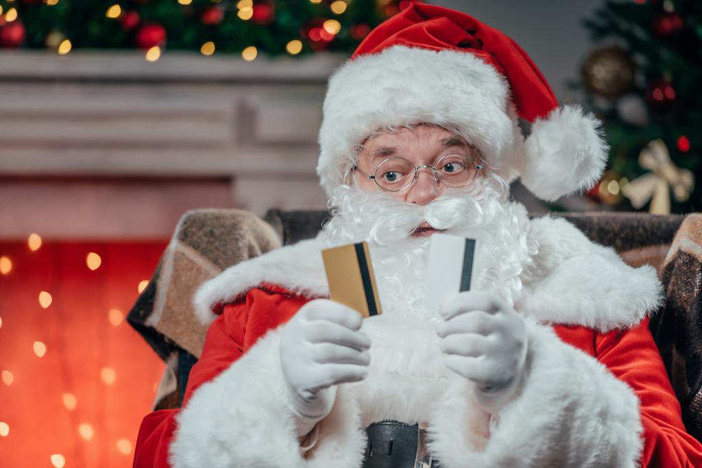 Papai Noel com cartões de crédito
 - Foto, Imagem