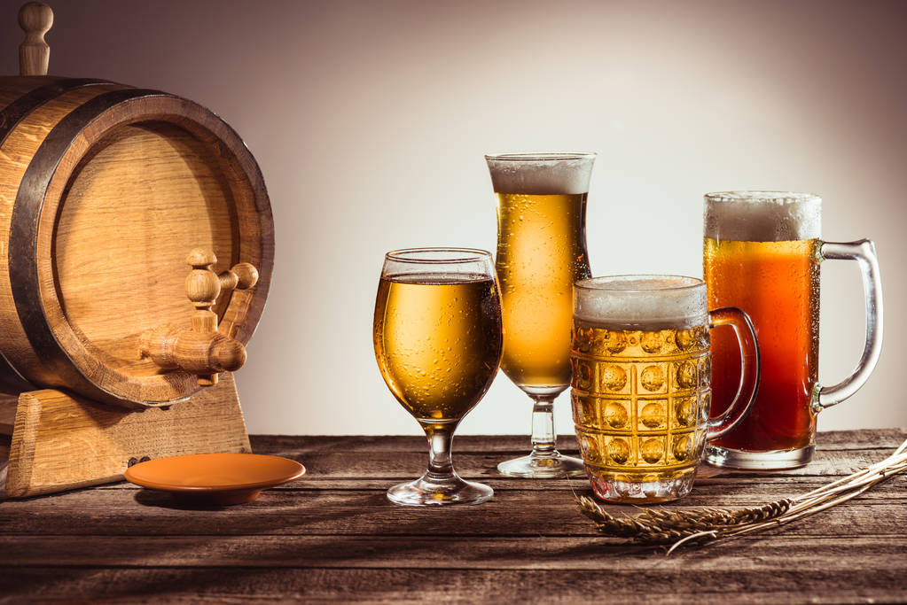 tynnyri ja eri olutta lasit
 - Valokuva, kuva