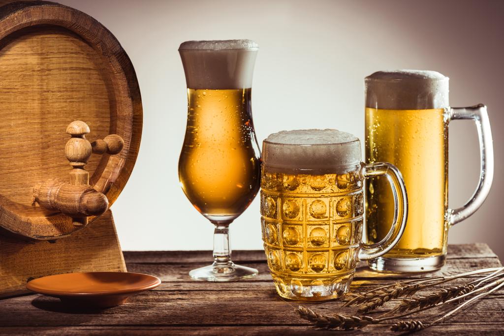 barril y cerveza diferente en vasos
 - Foto, imagen