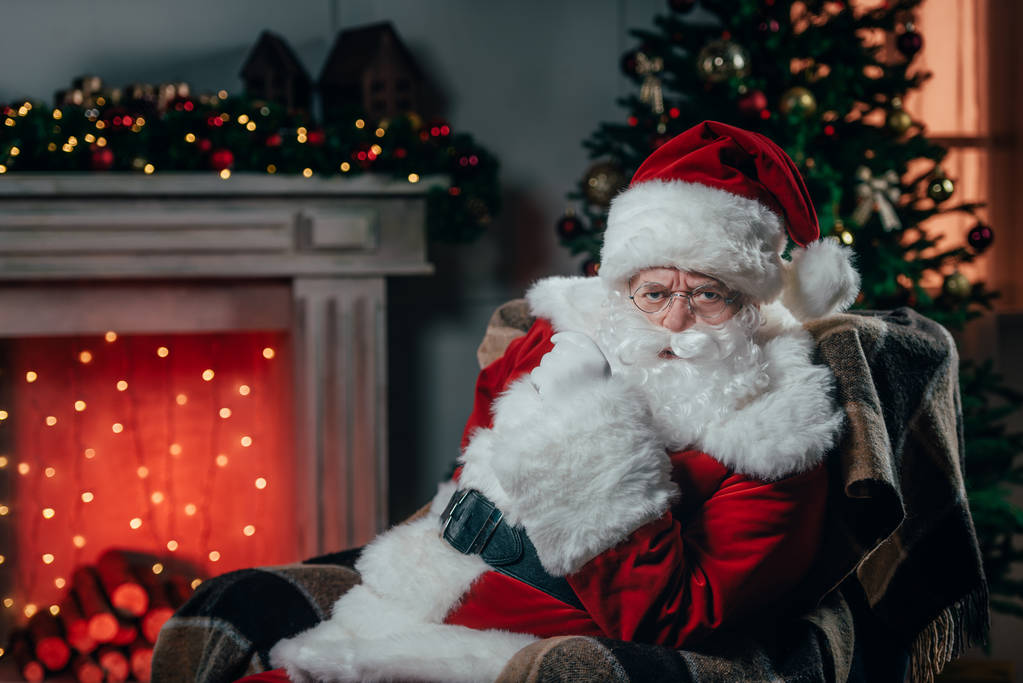 Babbo Natale seduto in poltrona - Foto, immagini