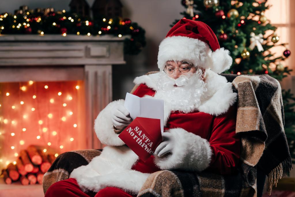 Санта Клаус читає лист
 - Фото, зображення