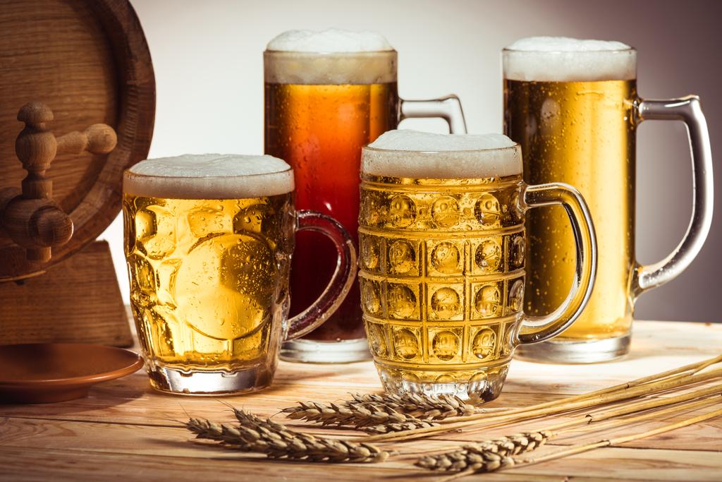 Barril de cerveja e copos de cerveja
 - Foto, Imagem