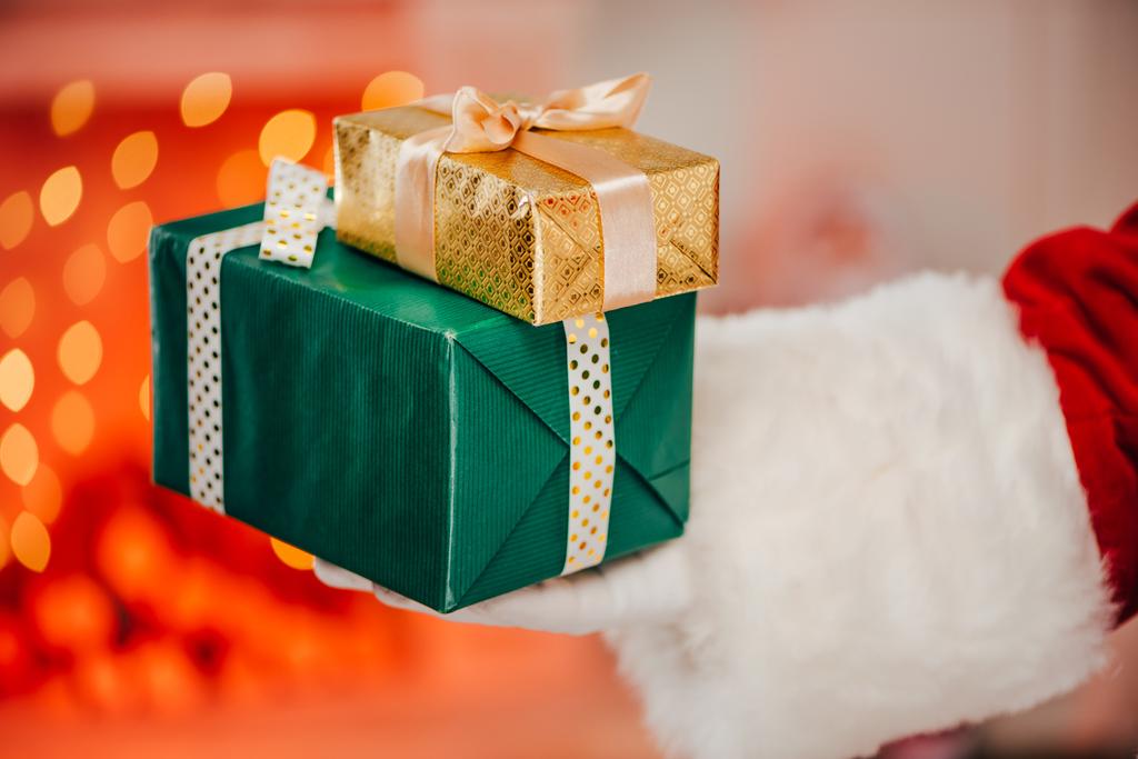 Santa tenant des boîtes-cadeaux
 - Photo, image