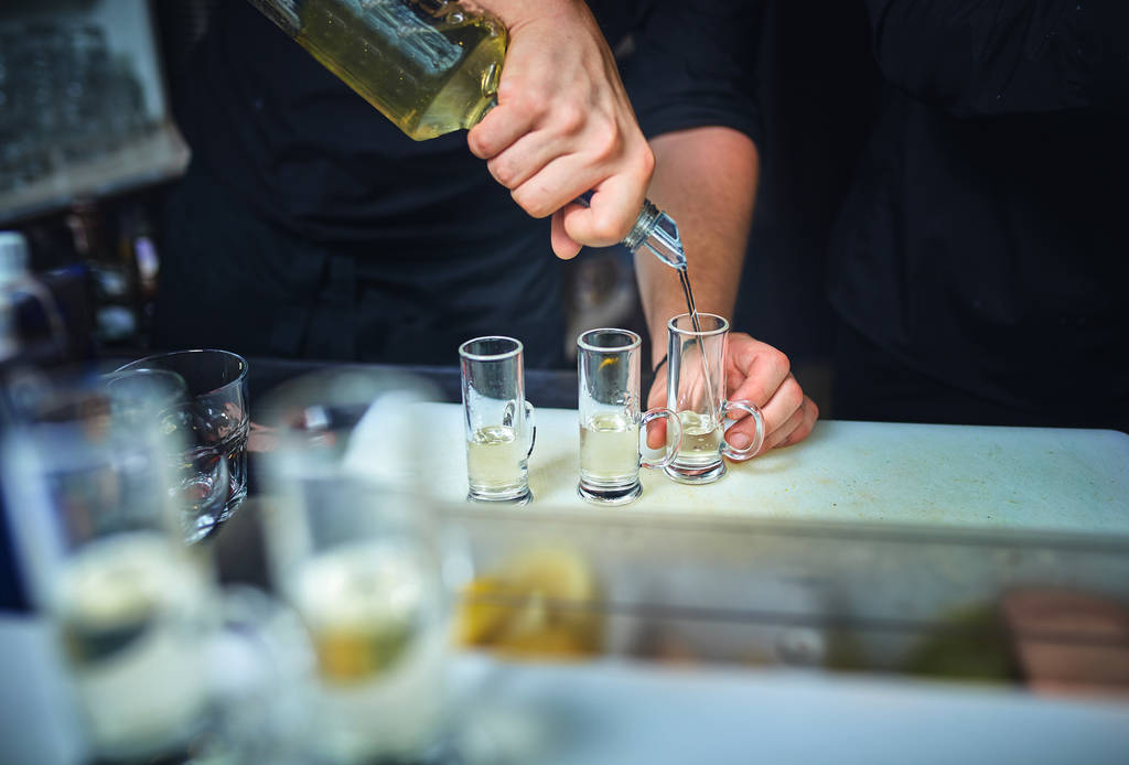 Barman lití tvrdé ducha do sklenic - Fotografie, Obrázek