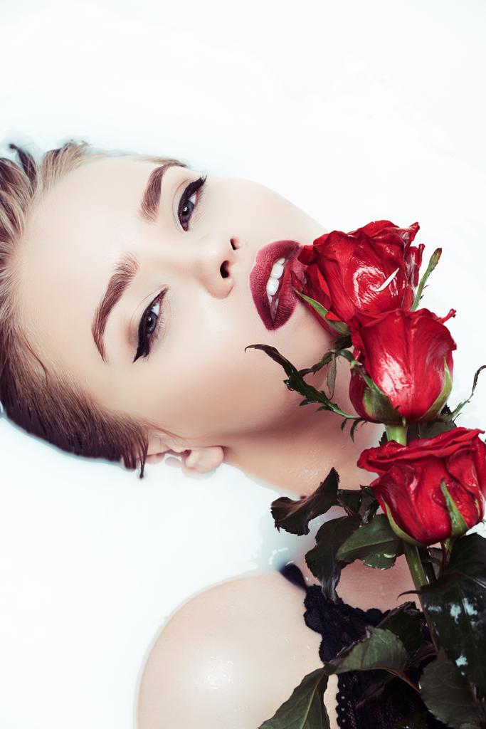 Mulher com rosas vermelhas
 - Foto, Imagem