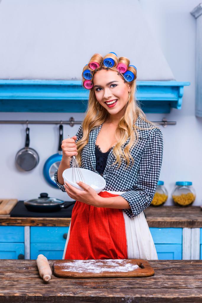 nő főzés a konyhában - Fotó, kép
