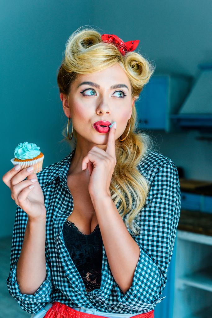 Pin Up Mädchen mit Cupcake - Foto, Bild