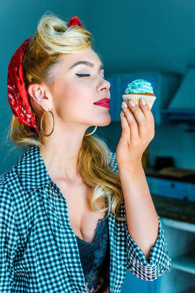 Pin up chica con cupcake
 - Foto, Imagen