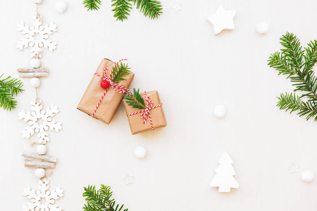 Kerststuk met cadeautjes en ornamenten  - Foto, afbeelding