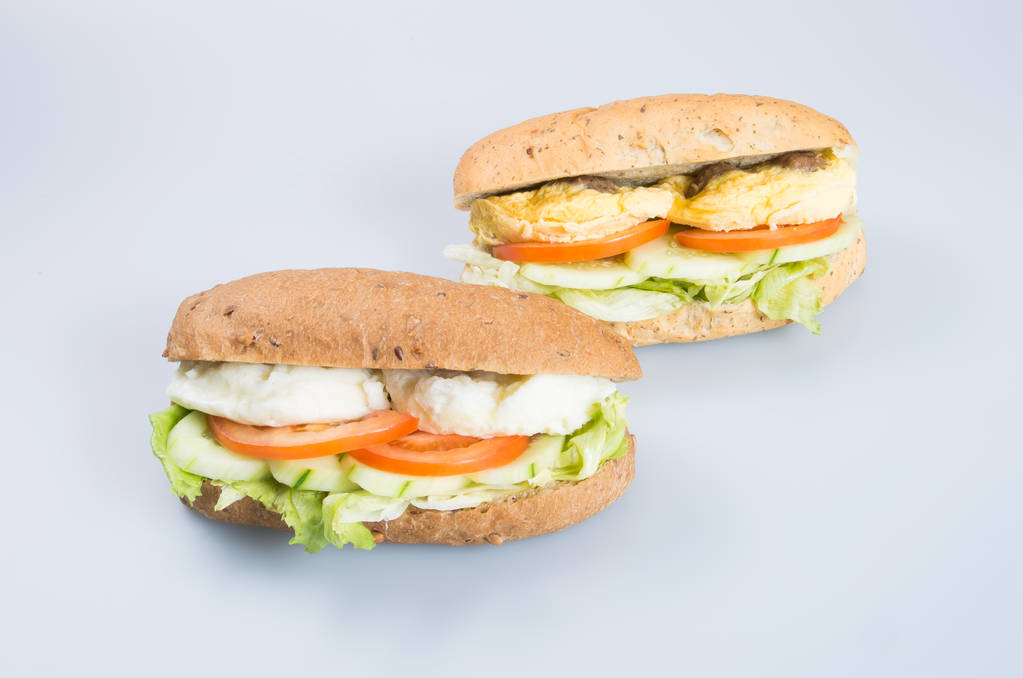 σάντουιτς ή σάντουιτς νόστιμα αυγό σε φόντο. - Φωτογραφία, εικόνα