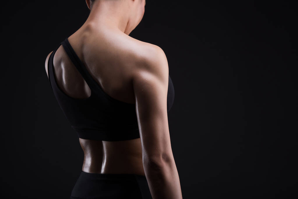 Mujer joven atlética mostrando músculos de la espalda
  - Foto, Imagen