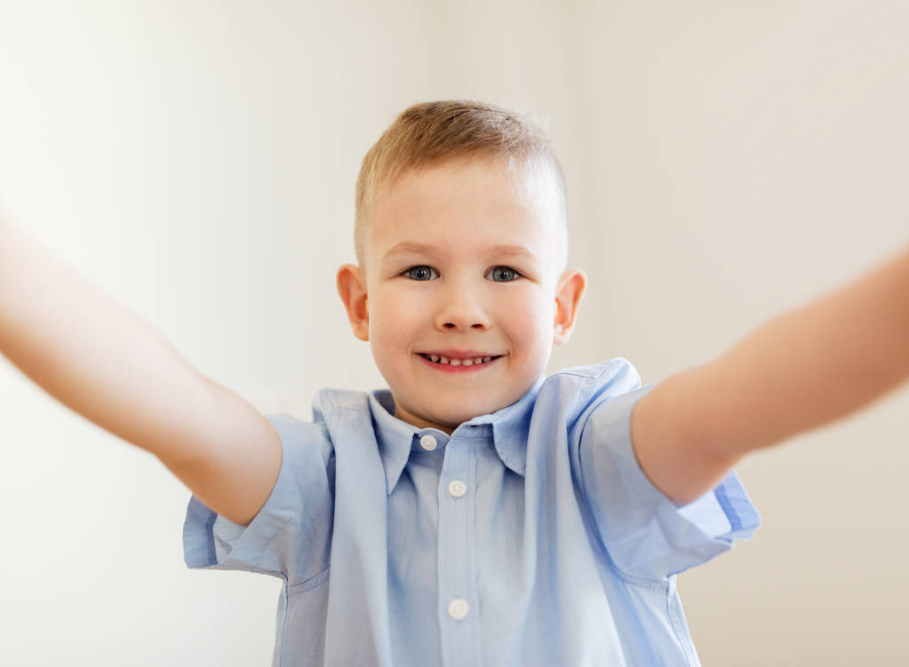 ευτυχής χαμογελαστοί μικρό αγόρι λαμβάνοντας αυτοπορτρέτα - Φωτογραφία, εικόνα