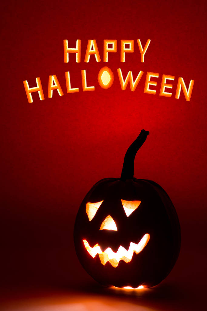 Boldog Halloween tök, vicces arc, piros háttér - Fotó, kép