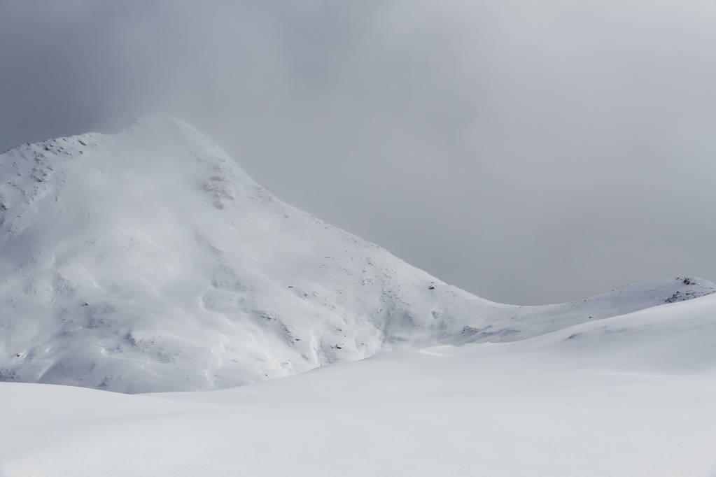 Natur Winter Hintergrund Muster: Hügel in Gebirgsregionen mit Schnee bedeckt. - Foto, Bild