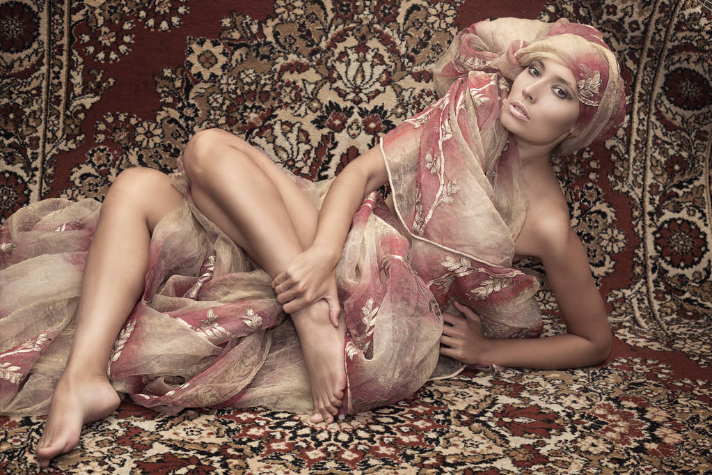 Ritratto di una ragazza modello sullo sfondo di tappeti. Asiatico cul
 - Foto, immagini