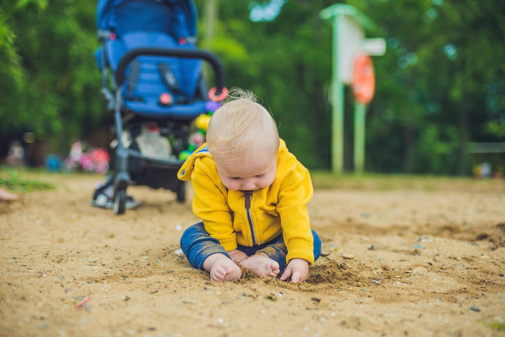 мальчик играет с песком
  - Фото, изображение