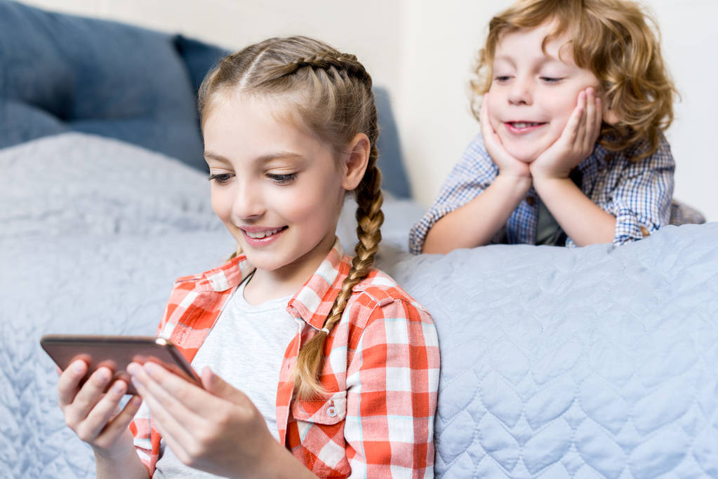 děti používající smartphone - Fotografie, Obrázek